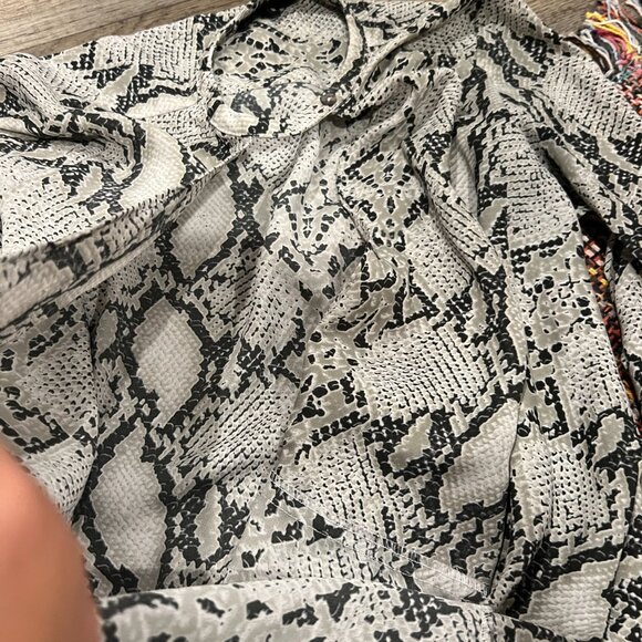 Olivaceaous medium snake print top - Picture 8 of 10